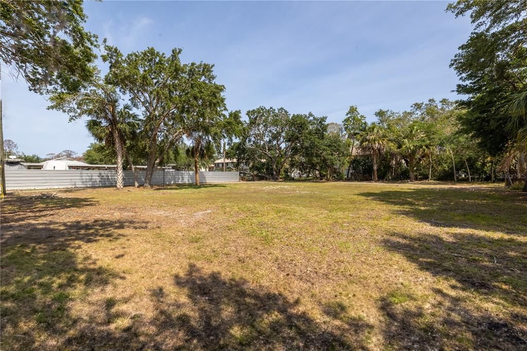 待售: $200,000 (0.96 acres)