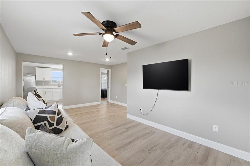 For Sale: $209,000 (3 beds, 2 baths, 996 Square Feet)