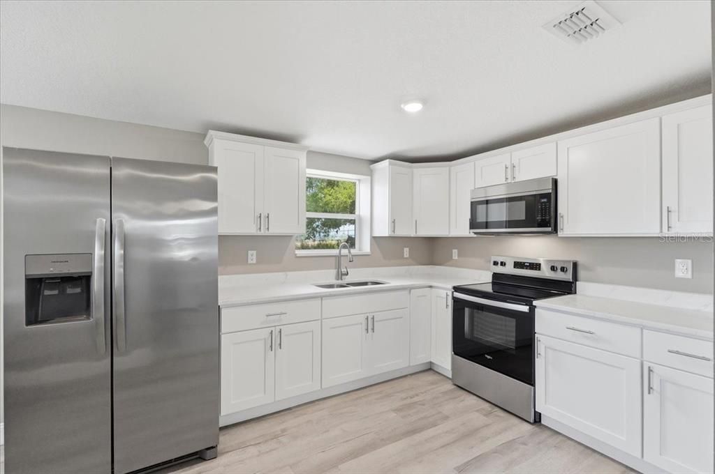 For Sale: $209,000 (3 beds, 2 baths, 996 Square Feet)
