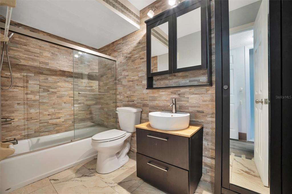 For Sale: $160,000 (1 beds, 1 baths, 679 Square Feet)