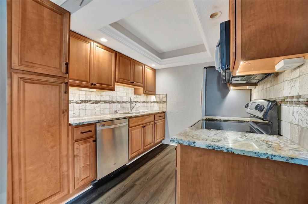 For Sale: $160,000 (1 beds, 1 baths, 679 Square Feet)