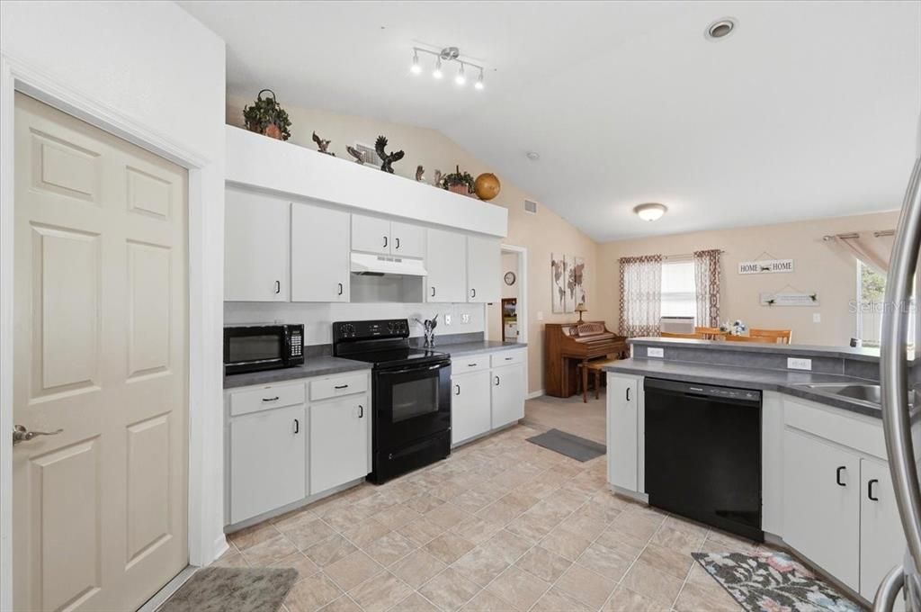 Activo con contrato: $250,000 (3 camas, 2 baños, 1429 Pies cuadrados)