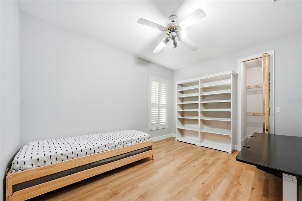 Activo con contrato: $999,900 (4 camas, 2 baños, 3079 Pies cuadrados)
