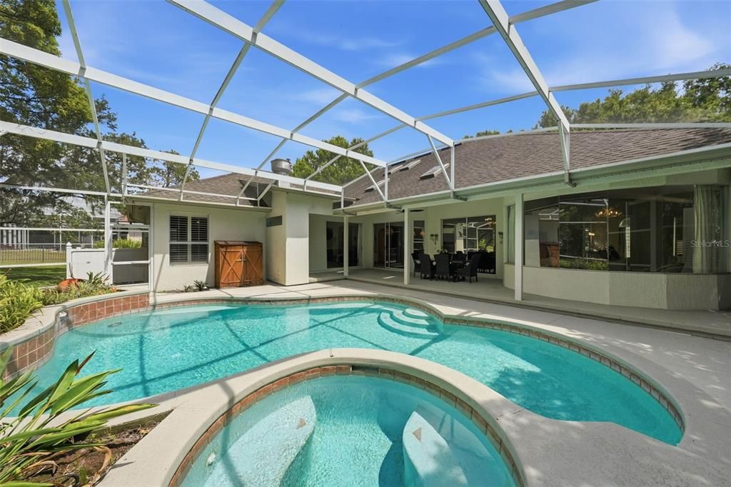 Activo con contrato: $999,900 (4 camas, 2 baños, 3079 Pies cuadrados)