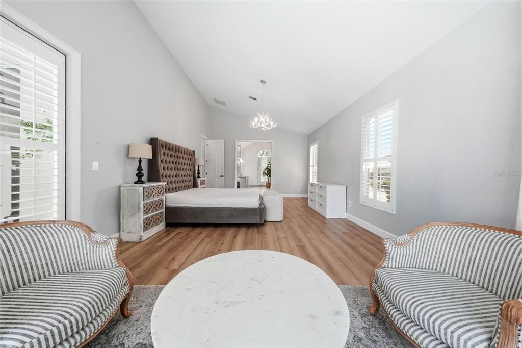 Activo con contrato: $999,900 (4 camas, 2 baños, 3079 Pies cuadrados)