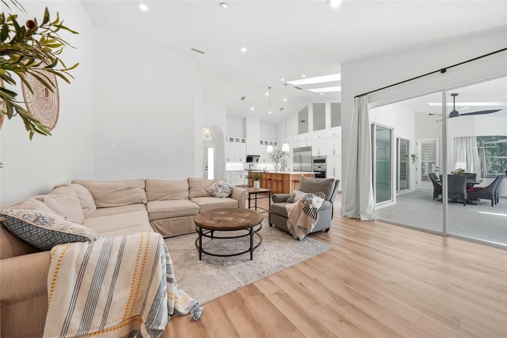 Activo con contrato: $999,900 (4 camas, 2 baños, 3079 Pies cuadrados)