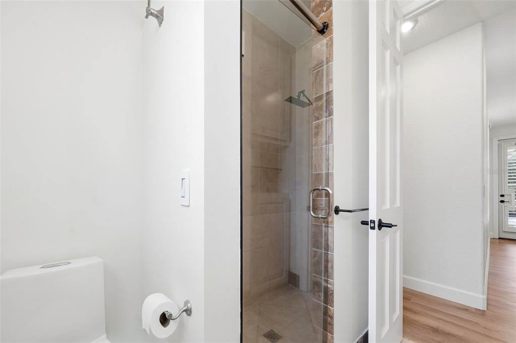 Activo con contrato: $999,900 (4 camas, 2 baños, 3079 Pies cuadrados)