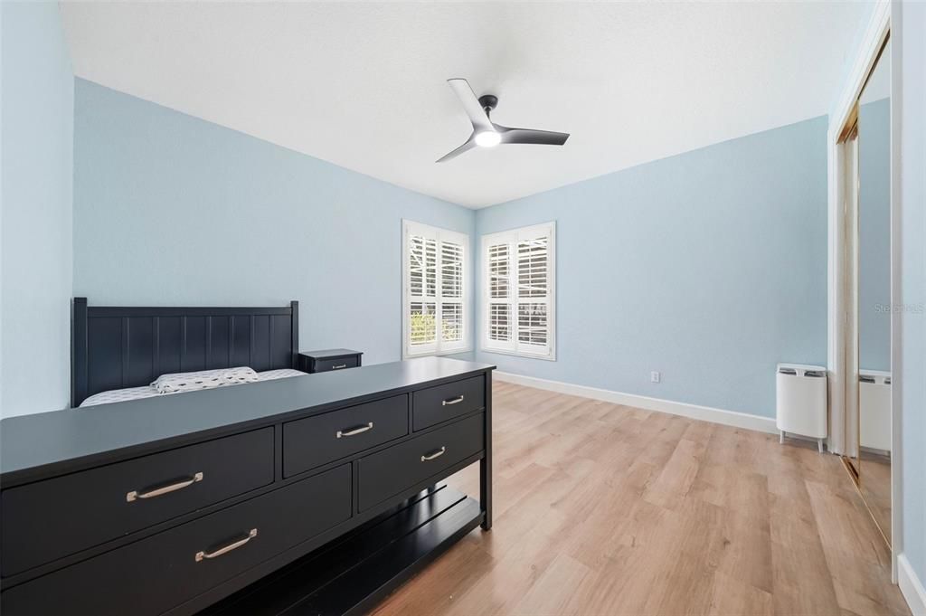 Activo con contrato: $999,900 (4 camas, 2 baños, 3079 Pies cuadrados)