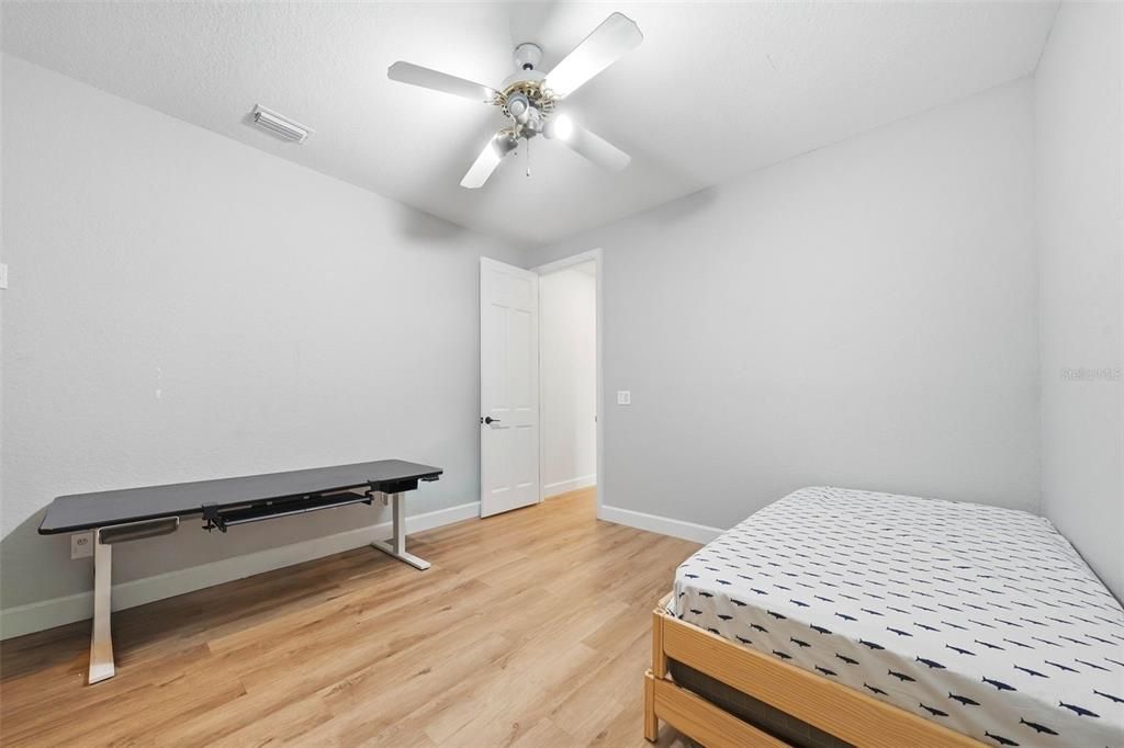 Activo con contrato: $999,900 (4 camas, 2 baños, 3079 Pies cuadrados)