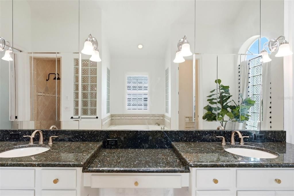 Activo con contrato: $999,900 (4 camas, 2 baños, 3079 Pies cuadrados)