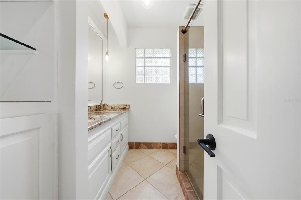 Activo con contrato: $999,900 (4 camas, 2 baños, 3079 Pies cuadrados)