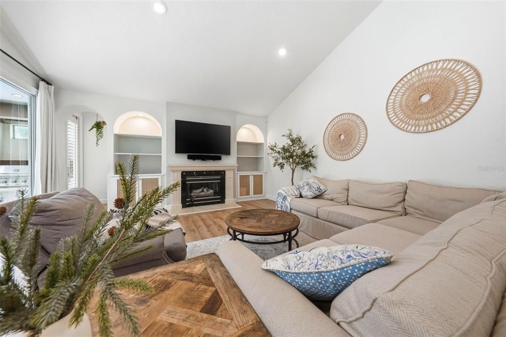 Activo con contrato: $999,900 (4 camas, 2 baños, 3079 Pies cuadrados)