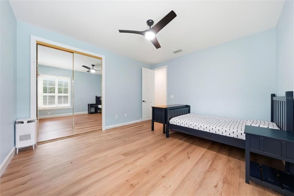 Activo con contrato: $999,900 (4 camas, 2 baños, 3079 Pies cuadrados)