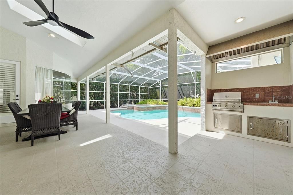 Activo con contrato: $999,900 (4 camas, 2 baños, 3079 Pies cuadrados)