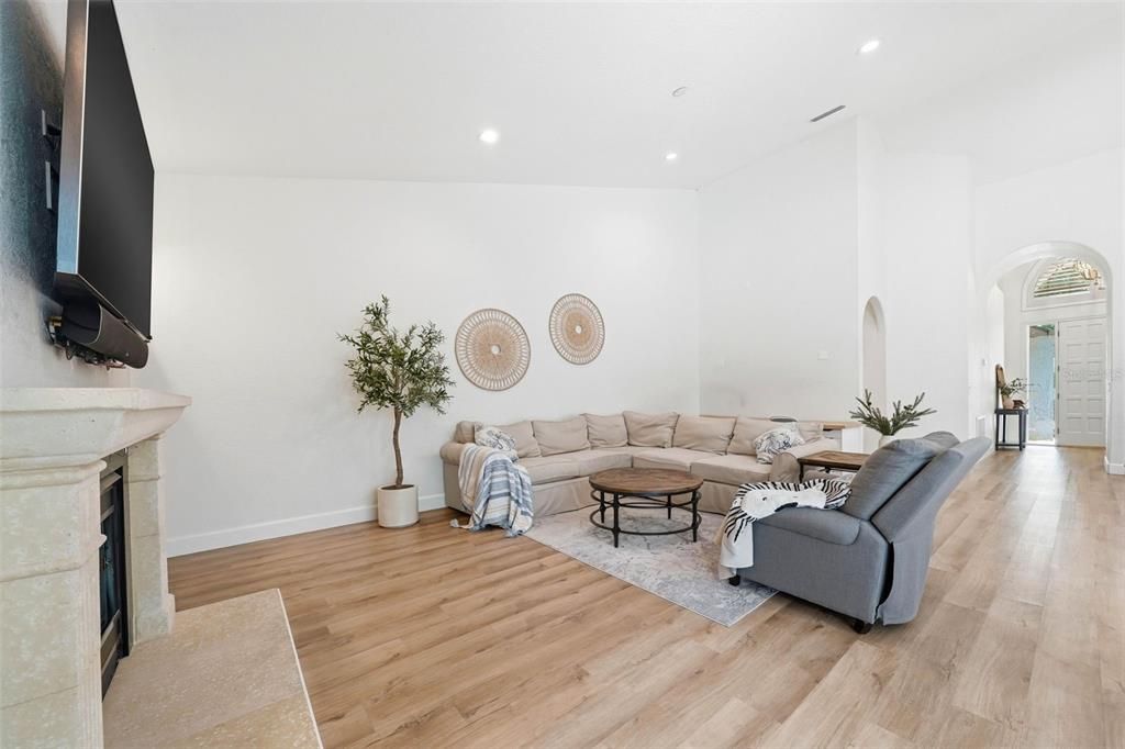 Activo con contrato: $999,900 (4 camas, 2 baños, 3079 Pies cuadrados)