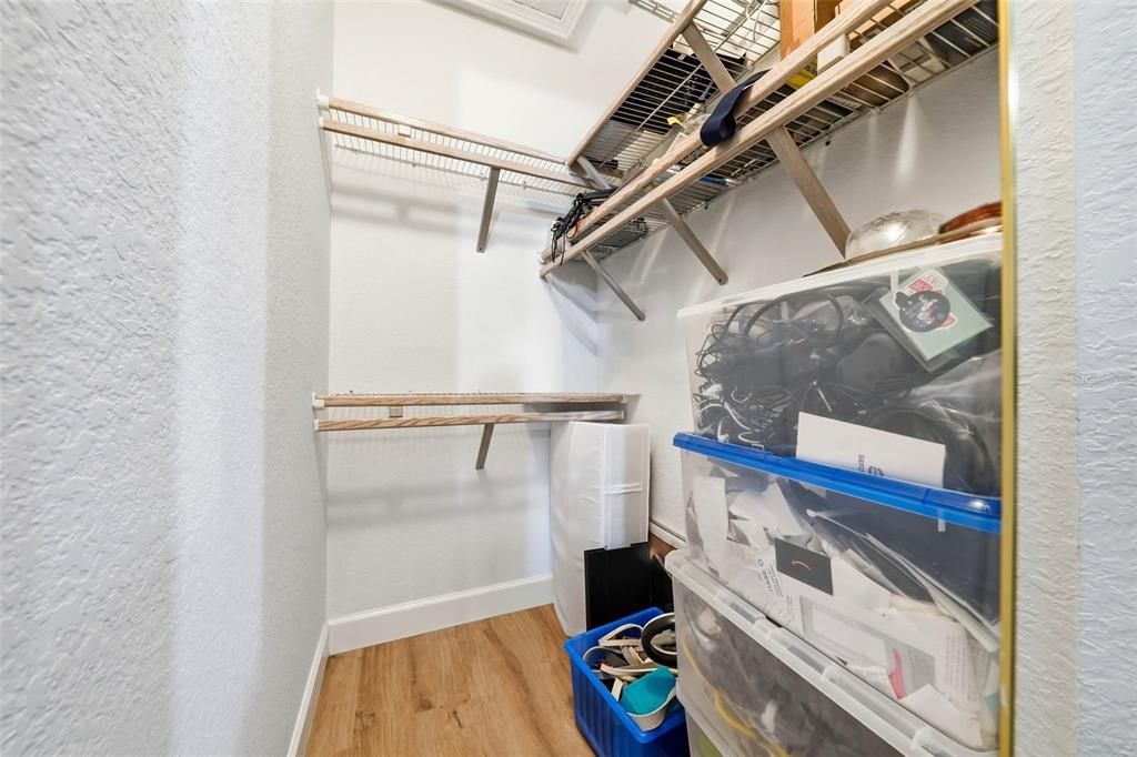 Activo con contrato: $999,900 (4 camas, 2 baños, 3079 Pies cuadrados)