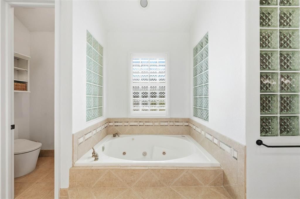 Activo con contrato: $999,900 (4 camas, 2 baños, 3079 Pies cuadrados)