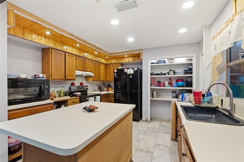 Active With Contract: $249,900 (3 beds, 2 baths, 1647 Square Feet)