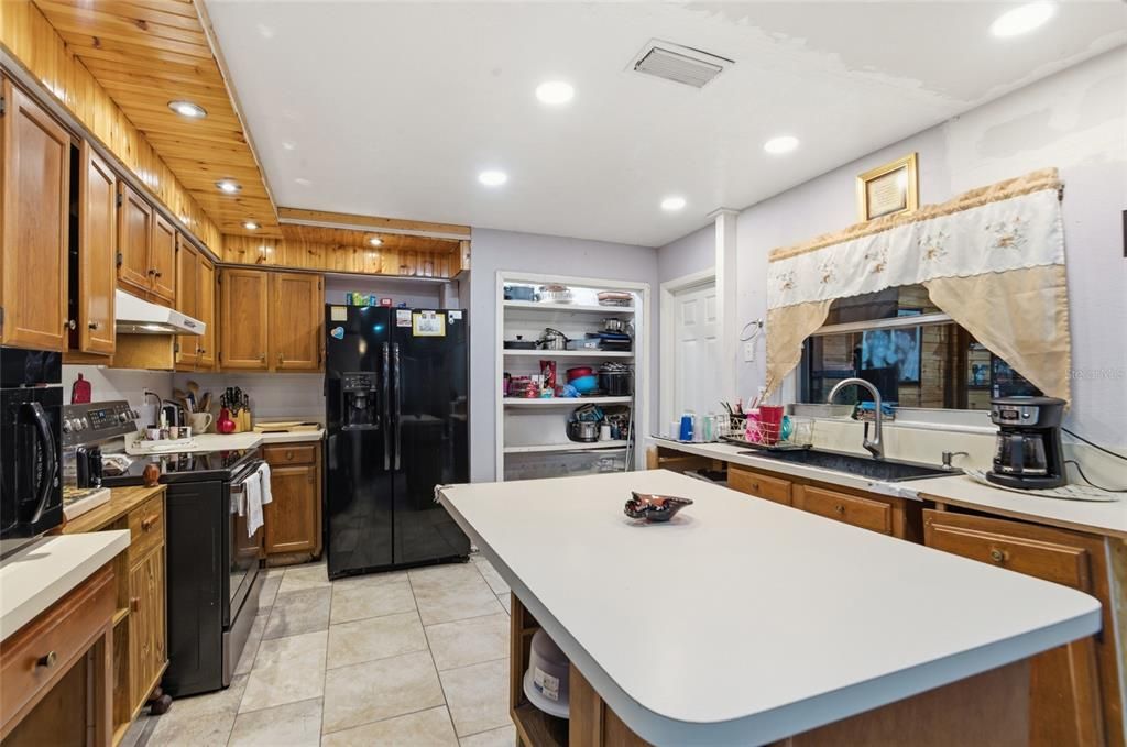 Active With Contract: $249,900 (3 beds, 2 baths, 1647 Square Feet)