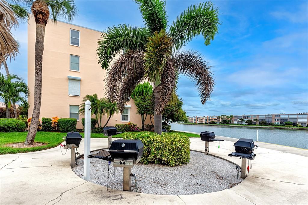 Activo con contrato: $198,000 (1 camas, 2 baños, 925 Pies cuadrados)