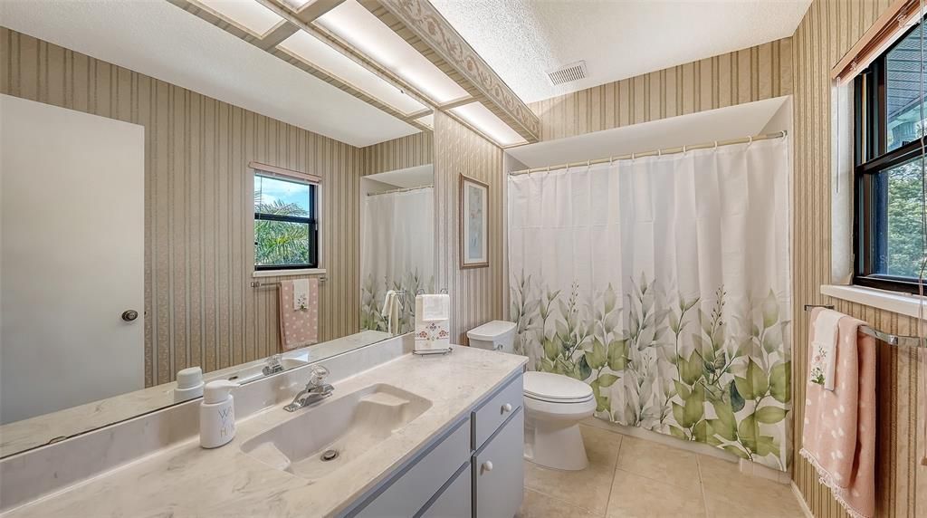En Venta: $300,000 (3 camas, 2 baños, 2124 Pies cuadrados)