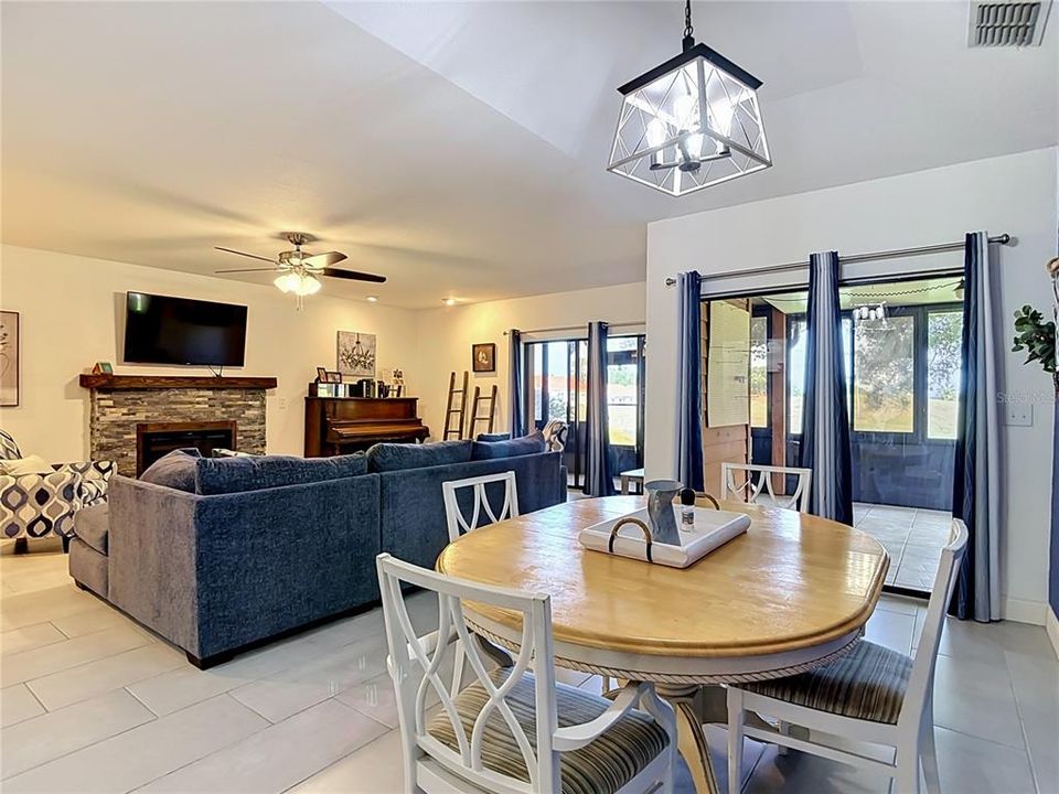Activo con contrato: $299,900 (3 camas, 3 baños, 1848 Pies cuadrados)