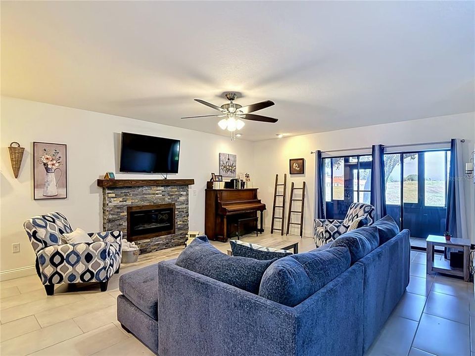 Activo con contrato: $299,900 (3 camas, 3 baños, 1848 Pies cuadrados)