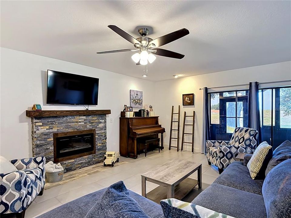 Activo con contrato: $299,900 (3 camas, 3 baños, 1848 Pies cuadrados)