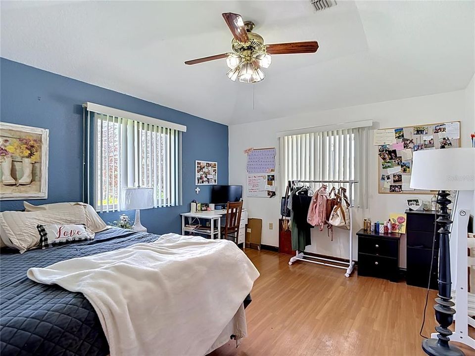 Activo con contrato: $299,900 (3 camas, 3 baños, 1848 Pies cuadrados)