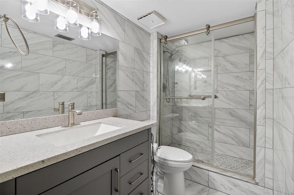 Activo con contrato: $250,000 (2 camas, 2 baños, 1105 Pies cuadrados)