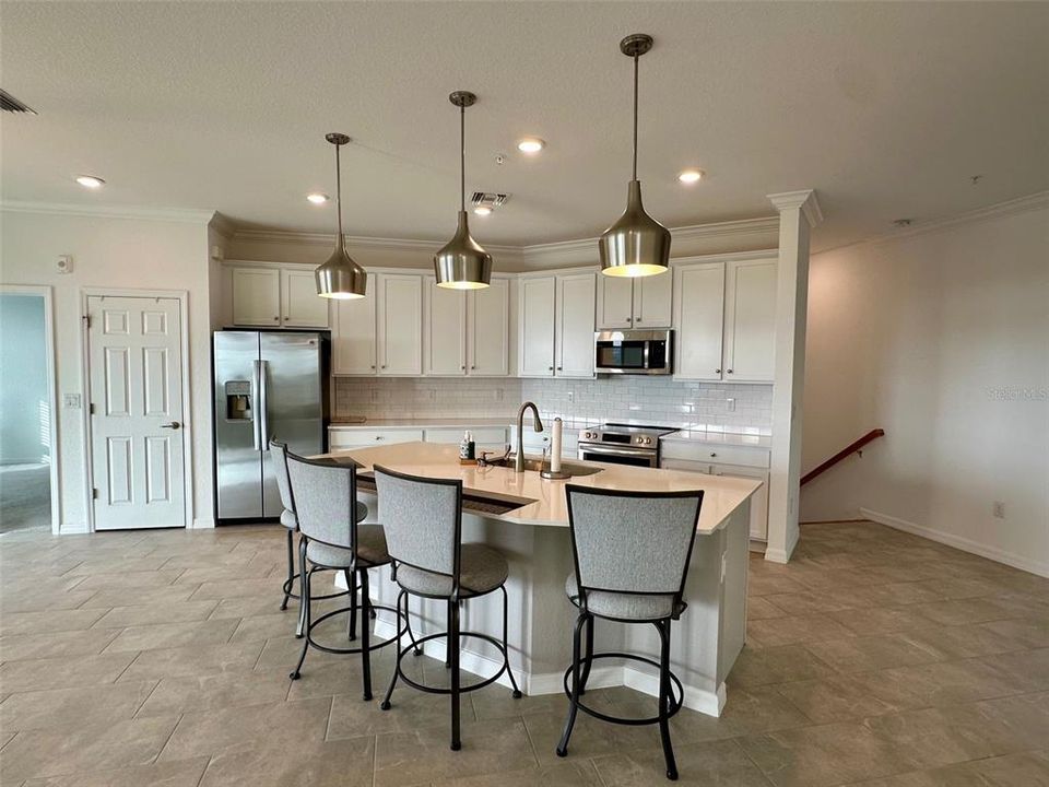 For Rent: $2,400 (2 beds, 2 baths, 1933 Square Feet)