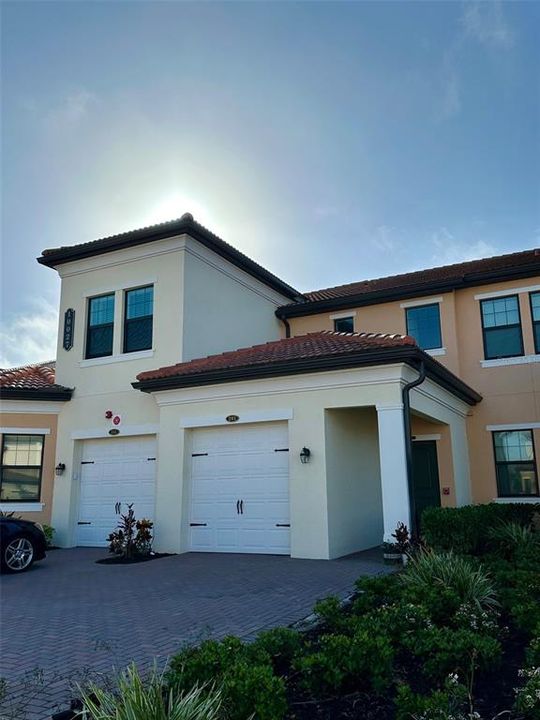 For Rent: $2,400 (2 beds, 2 baths, 1933 Square Feet)