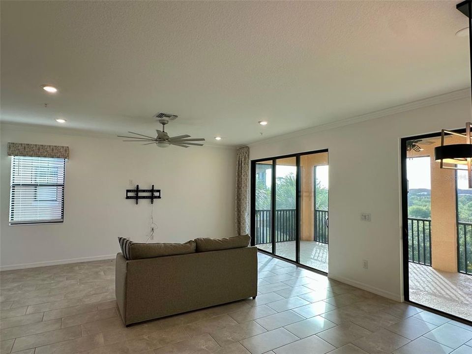 For Rent: $2,400 (2 beds, 2 baths, 1933 Square Feet)