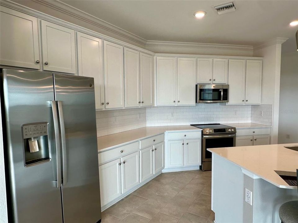 For Rent: $2,400 (2 beds, 2 baths, 1933 Square Feet)