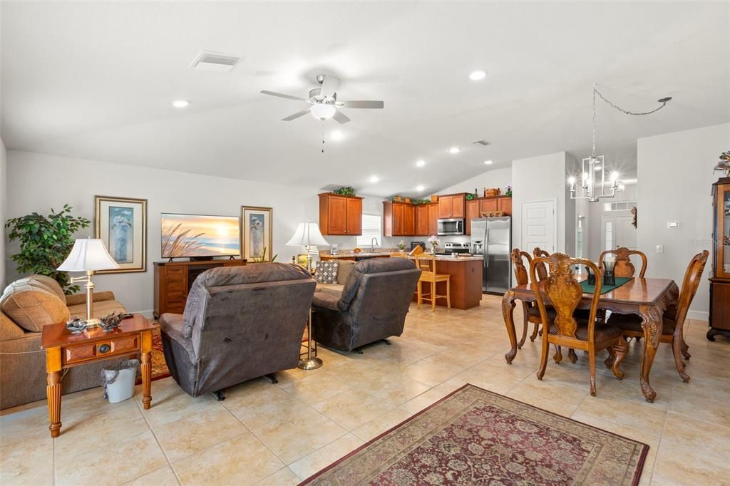 Active With Contract: $325,000 (3 beds, 2 baths, 1718 Square Feet)