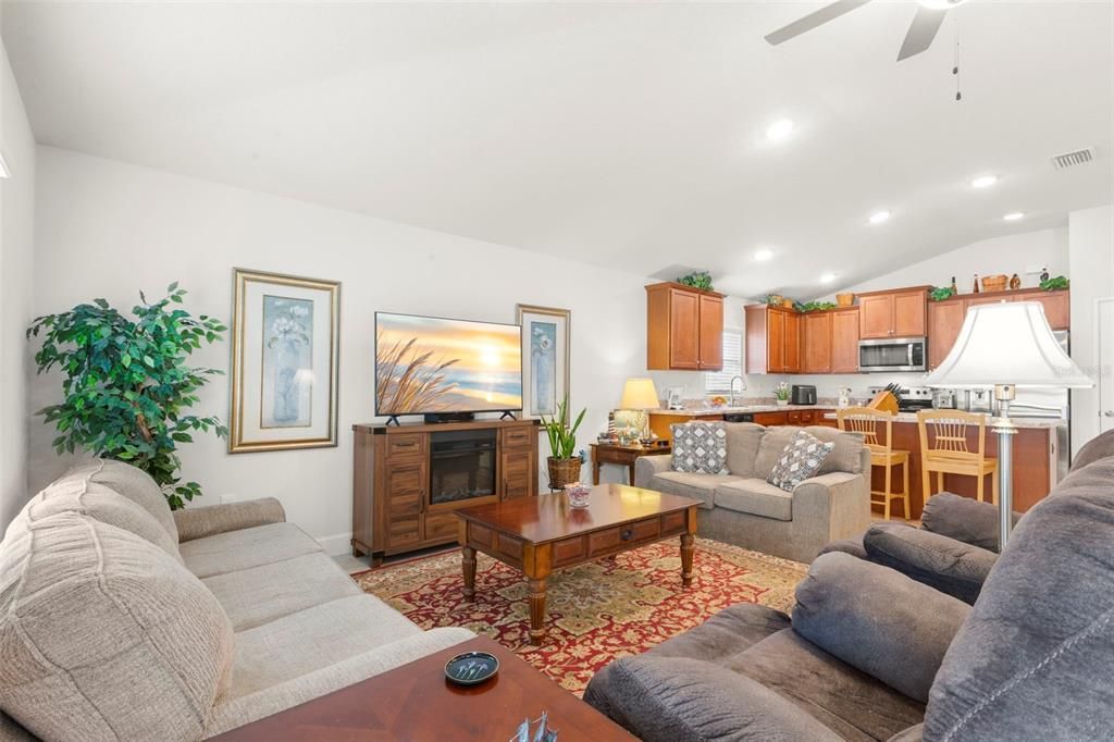 Active With Contract: $325,000 (3 beds, 2 baths, 1718 Square Feet)
