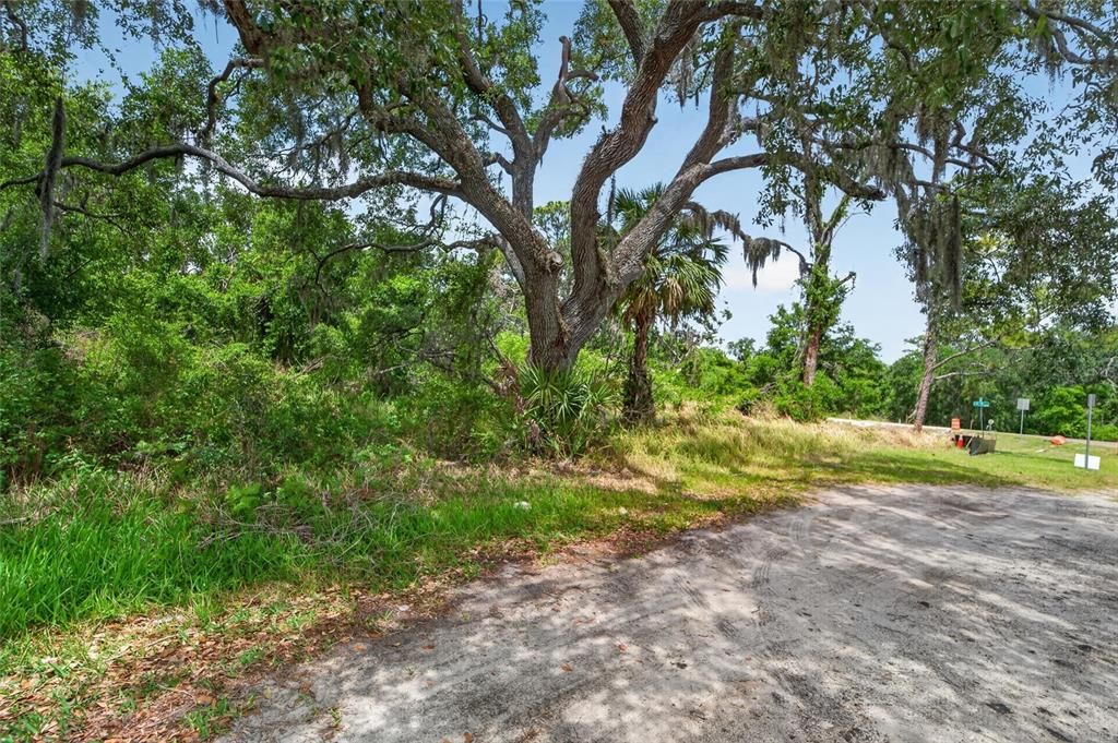 待售: $2,800,000 (10.36 acres)