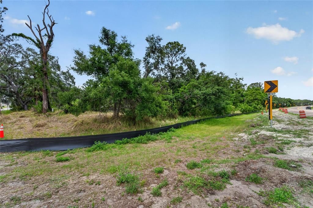 待售: $2,800,000 (10.36 acres)