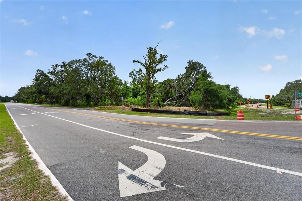 待售: $2,800,000 (10.36 acres)