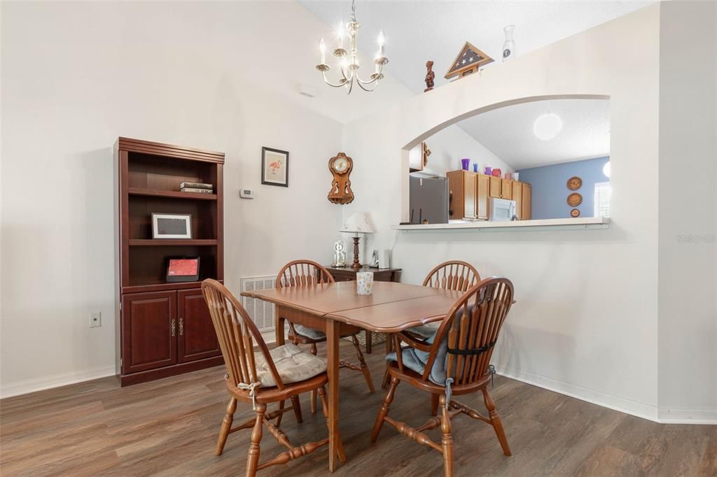 На продажу: $299,000 (3 спален, 2 ванн, 1367 Квадратных фут)