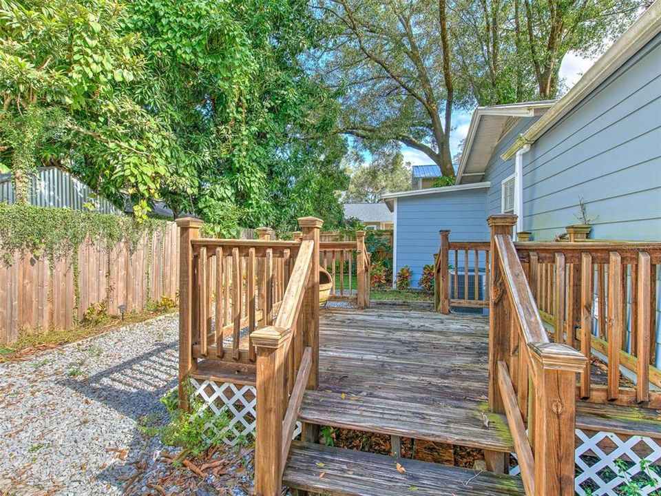 Active With Contract: $1,900 (3 beds, 1 baths, 840 Square Feet)
