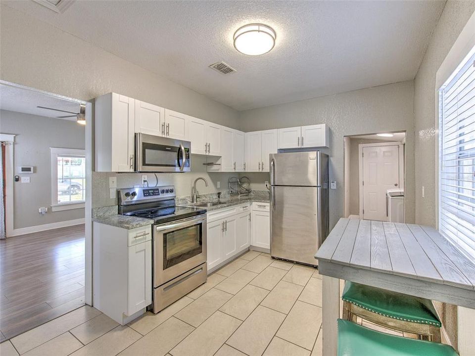 Active With Contract: $1,900 (3 beds, 1 baths, 840 Square Feet)