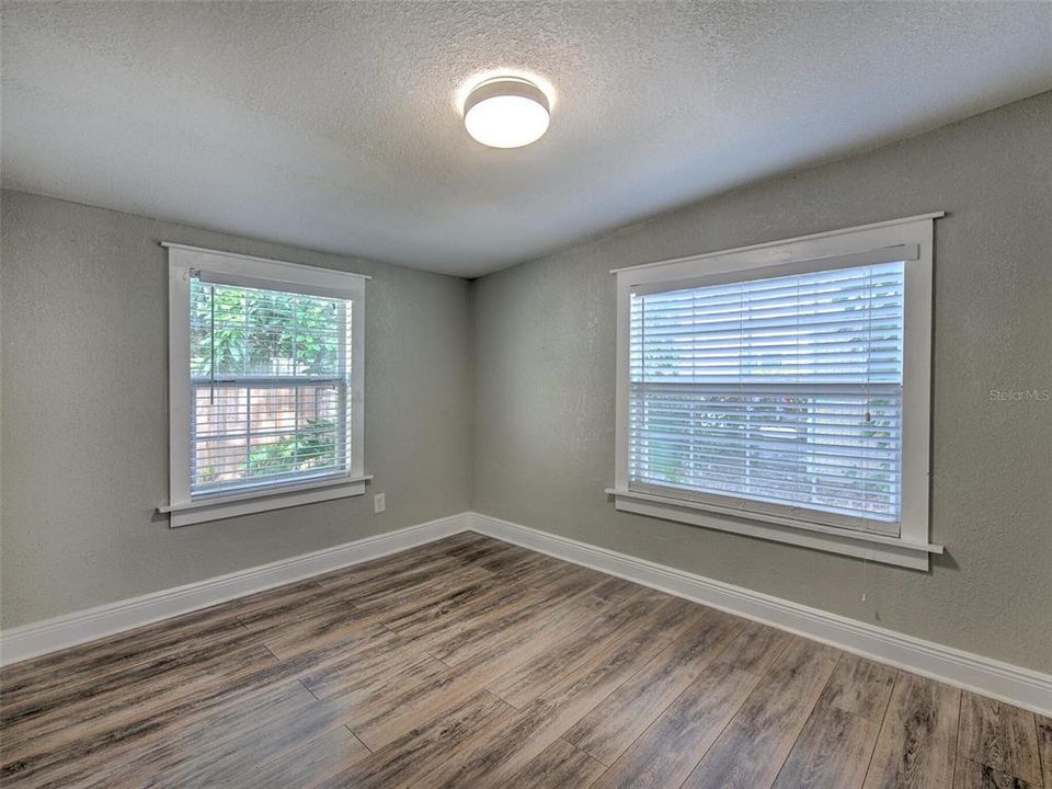 Active With Contract: $1,900 (3 beds, 1 baths, 840 Square Feet)