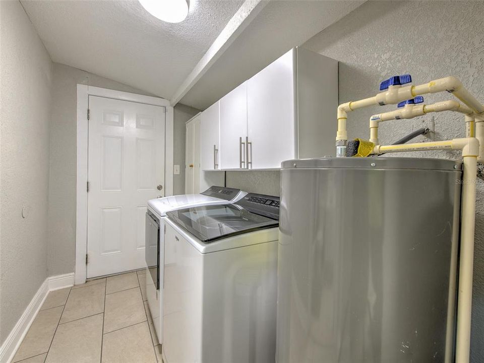 Active With Contract: $1,900 (3 beds, 1 baths, 840 Square Feet)