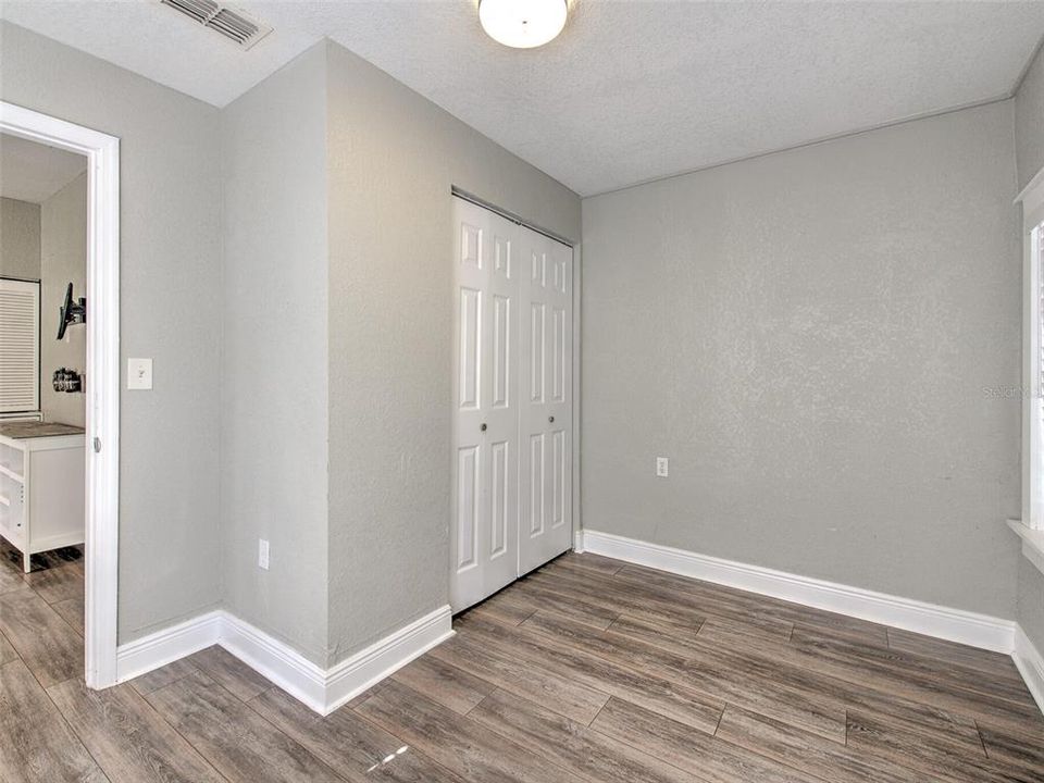 Active With Contract: $1,900 (3 beds, 1 baths, 840 Square Feet)