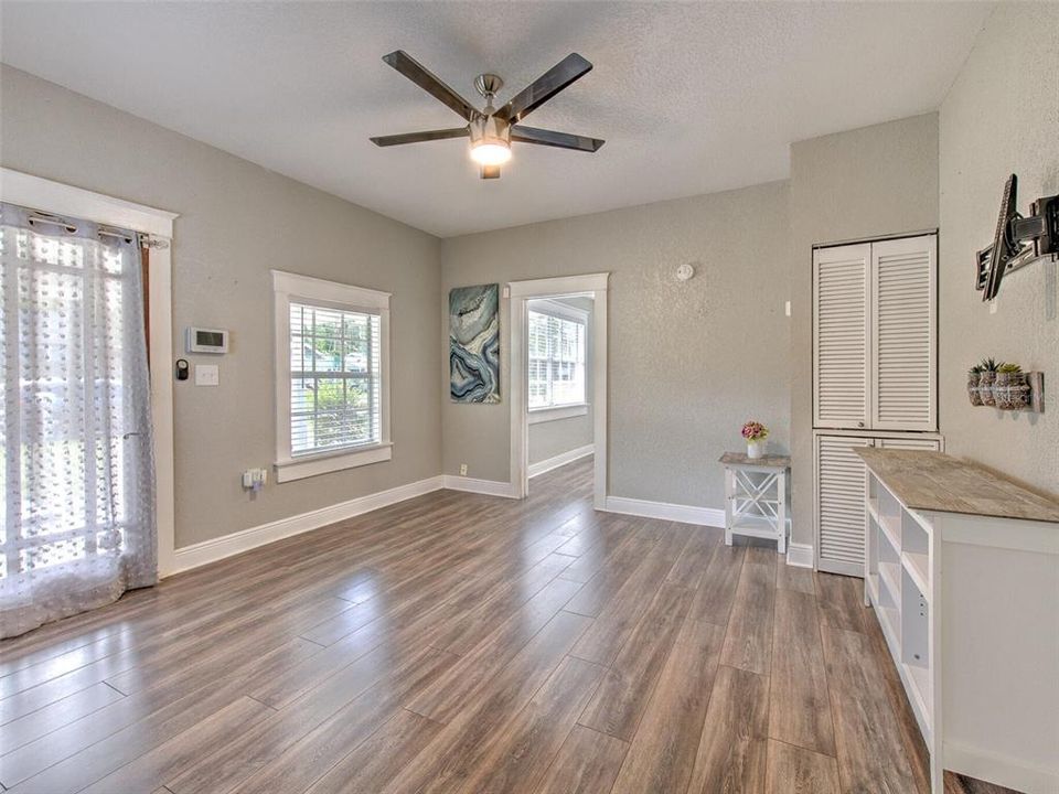 Active With Contract: $1,900 (3 beds, 1 baths, 840 Square Feet)
