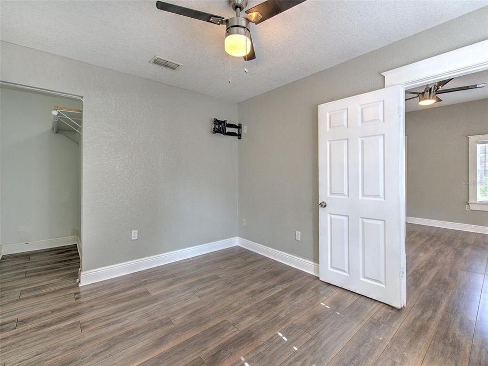 Active With Contract: $1,900 (3 beds, 1 baths, 840 Square Feet)