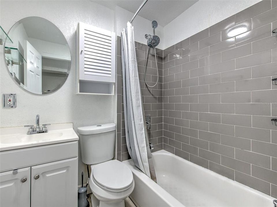 Active With Contract: $1,900 (3 beds, 1 baths, 840 Square Feet)
