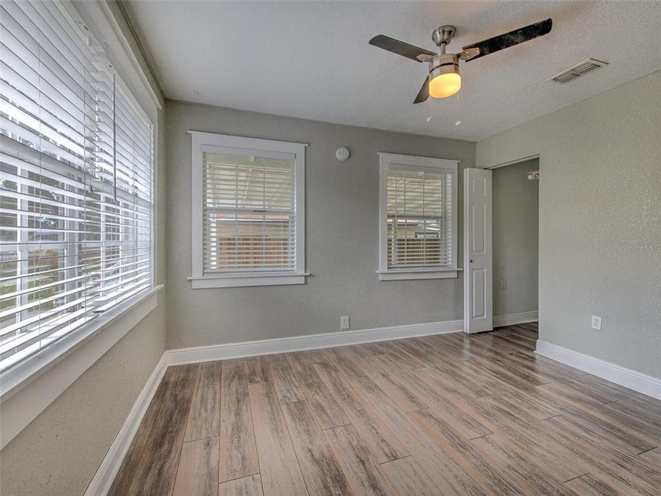Active With Contract: $1,900 (3 beds, 1 baths, 840 Square Feet)