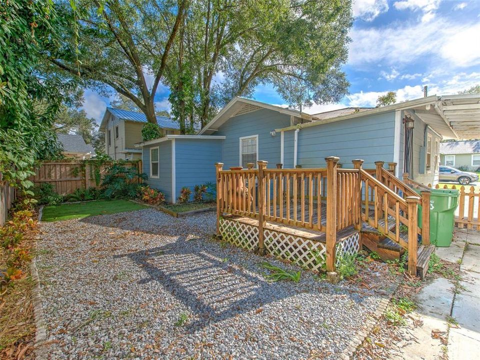 Active With Contract: $1,900 (3 beds, 1 baths, 840 Square Feet)